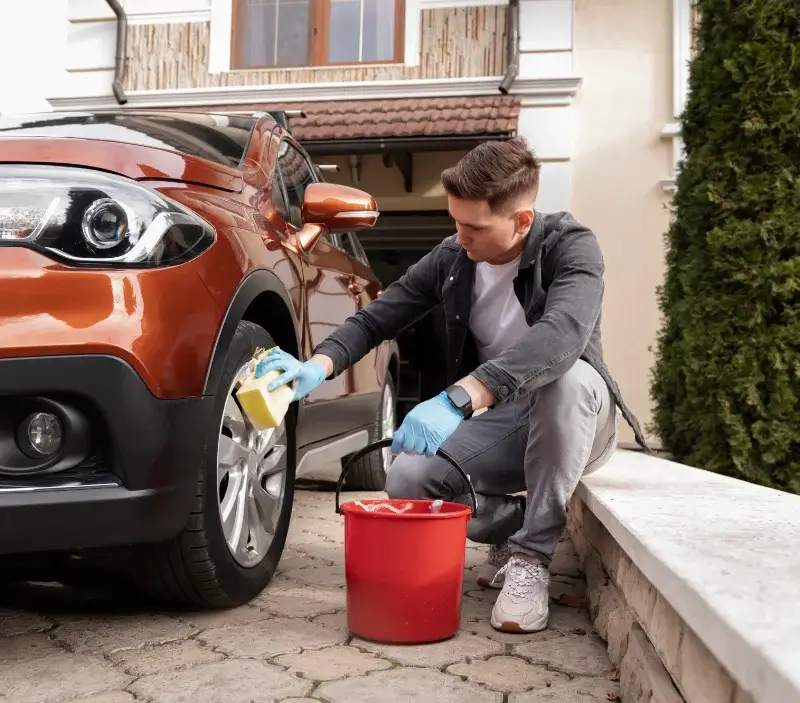 Lavage auto à domicile Autechaux-Roide : professionnel intervenant sur un véhicule